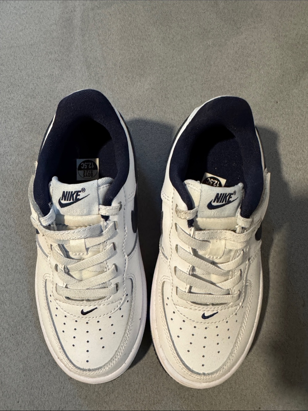 Nike White and Navy Kids Low-Top Sneakers